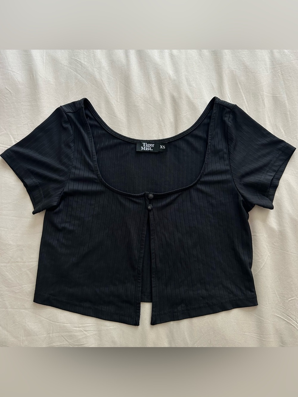 NWOT Tiger Mist Arti black ribbed button split front crop top